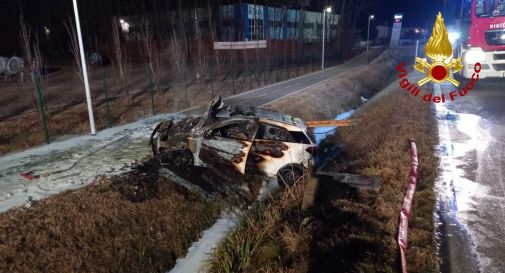 San Vendemiano, esce di strada con l'auto che prende fuoco