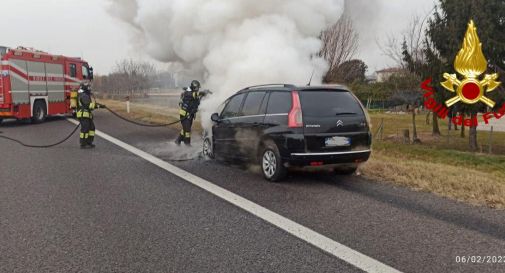 Auto a fuoco nel pomeriggio in A28