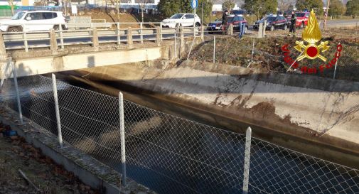 Finisce nel canale con l'auto a Colle Umberto: salvata da un passante con l'aiuto di un bastone