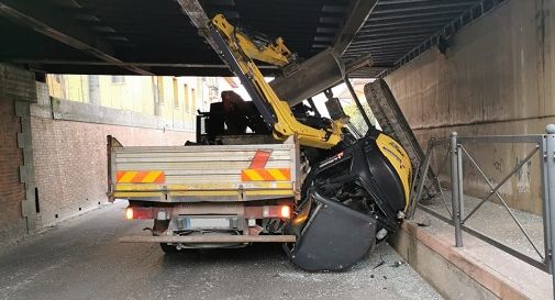 Motta, scavatore cade dal furgone: traffico in tilt