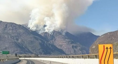 Incendio sopra Longarone, fumo anche a Vittorio Veneto