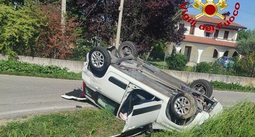 Carbonera, schianto tra auto: una finisce ruote all'aria