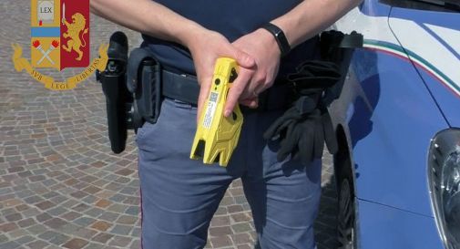 Aggredisce e minaccia sanitari e agenti, bloccato con il taser 