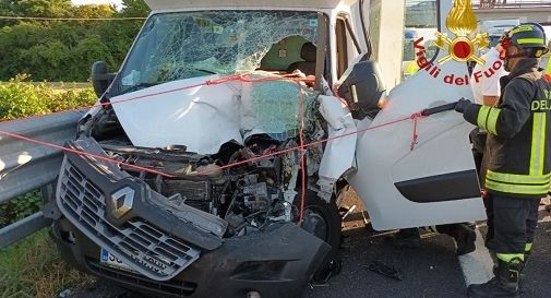 Schianto tra furgone e tir: uno dei conducenti rimane incastrato nell'abitacolo