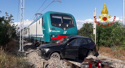 Tamponamento a catena a Montebelluna, auto finisce in mezzo alle rotaie e viene centrata dal treno