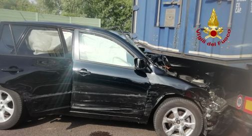 Treviso, schianto tra auto e camion: due feriti