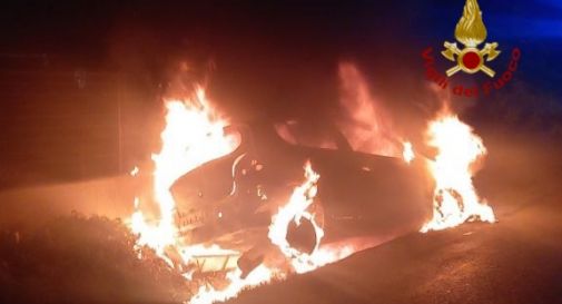 Godega, auto a fuoco nella notte