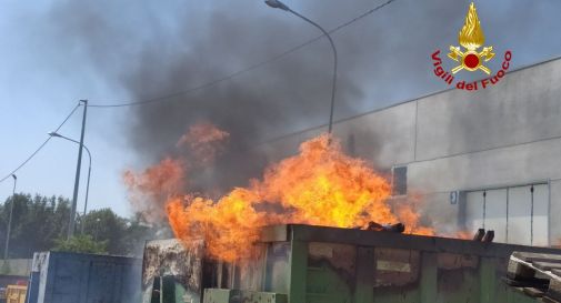 Montebelluna, a fuoco due cassoni pieni di materiale di recupero