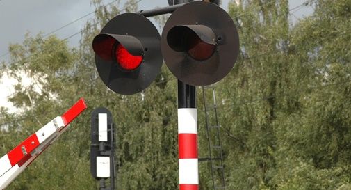 Pederobba, danneggia le sbarre del passaggio a livello: traffico ferroviario in tilt