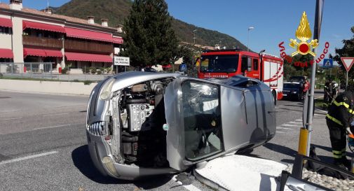 Cison, schianto all'incrocio, un'auto rimane sulla fiancata: due feriti