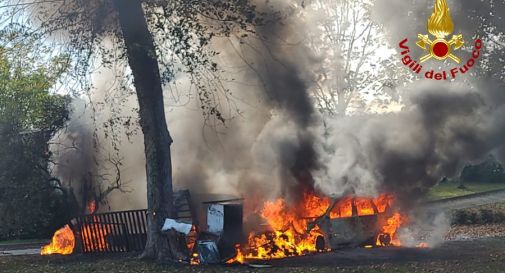 Nervesa, a fuoco quattro auto nel giardino privato