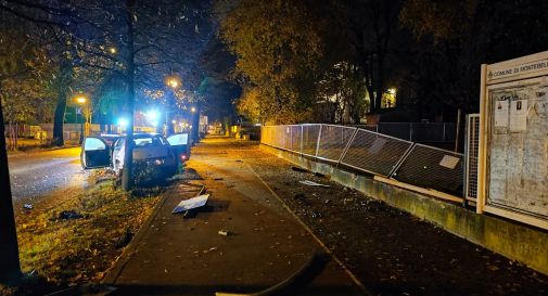 Finisce fuoristrada con l'auto e sbatte contro un albero: era alticcio