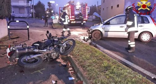 Schianto tra auto e moto a Paese: due feriti