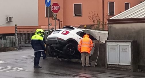 Pieve di Soligo, auto esce di strada e finisce contro un capannone