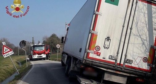 Treviso, camion rimane inclinato nel fossato: scatta l'allarme