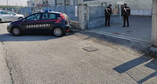 Mogliano, tentano il maxifurto in azienda e bloccano la strada con un'auto e uno scuolabus