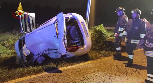 Casier, esce di strada con l'auto e rimane su una fiancata: due feriti