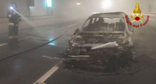 Volpago, auto a fuoco dopo lo schianto in galleria