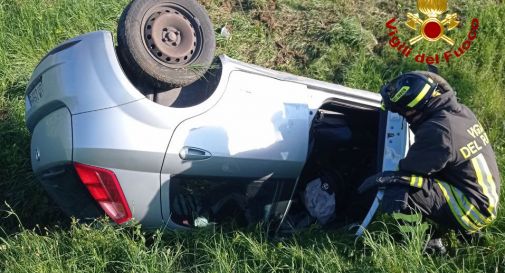 Auto esce di strada e finisce ruote all'aria: allarme a Cavaso