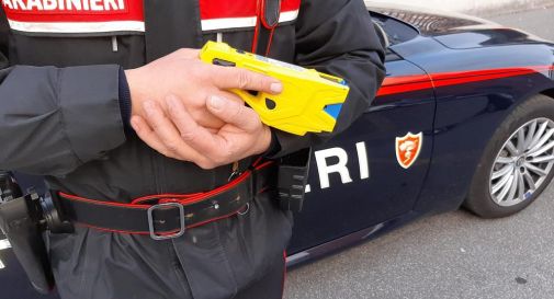 Colle Umberto, va in escandescenza al Centro Commerciale: lo fermano col taser