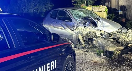Oderzo, auto fuoristrada si schianta contro il cancello di un'abitazione in via Tornaressa: due feriti gravi in ospedale