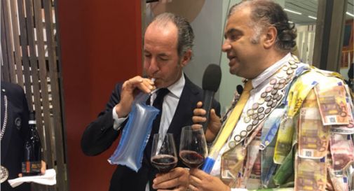 Mister Neuro di Striscia La Notizia fa l'alcol test a Zaia. Ecco come era messo il governatore dopo 8 ore di Vinitaly