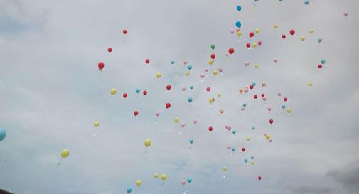 Lancia un palloncino e arriva in Austria. Nasce un'amicizia