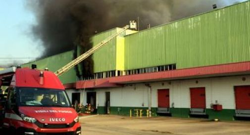 Incendio a Milano, allarme amianto e scuole chiuse