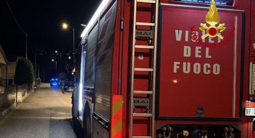 Bloccati mentre tentano guadare il fiume con l'auto: salvataggio nella notte