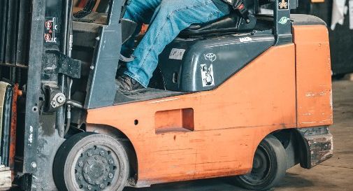 Resana: operaio ferito a un piede da un muletto. trasportato d'urgenza all'ospedale