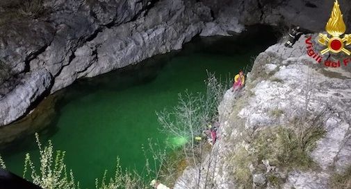 Tenta di recuperare un drone ma annega nel fiume