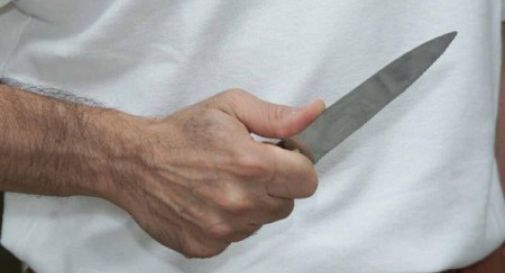 Minaccia con un coltello la moglie e la suocera, arrestato