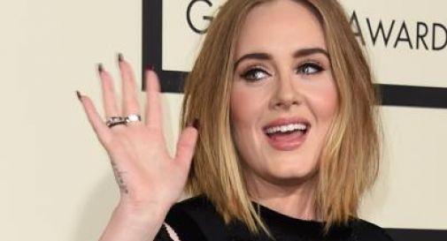 Adele si offre come mamma surrogata per coppia gay