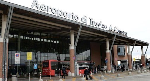Treviso, spacca i finestrini e ruba all’interno di tre autovetture