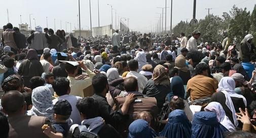 Il mondo civile e religioso in piazza a Castelfranco in solidarietà per l'Afghanistan