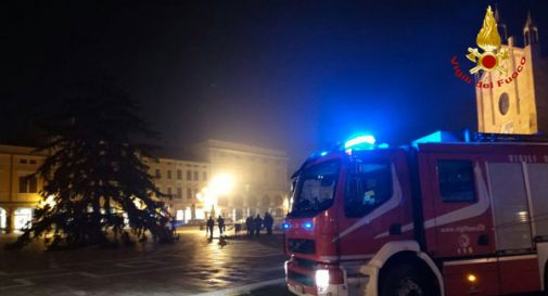 Ubriaco sale sull’albero di Natale in piazza e si rifiuta di scendere