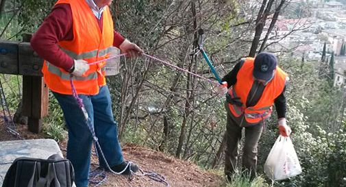 Dalle lattine ai frigoriferi: alpini trovano (e rimuovono) rifiuti di ogni genere