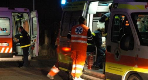 Litigano in strada, 35enne morto accoltellato