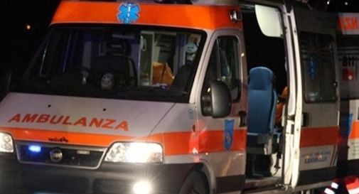 Perde il controllo della moto, finisce nel bosco e perde la vita: aveva 26 anni