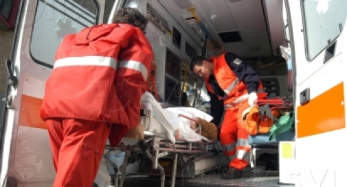 Schianto contro il palo della luce, grave 41enne