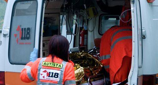 22enne si lancia dal quarto piano, è grave