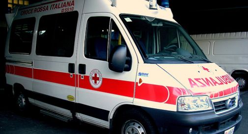 Finisce con la moto contro l’auto di un anziano: grave 32enne