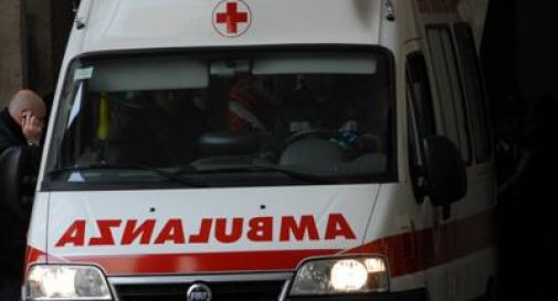 26enne si accoltella a morte in strada