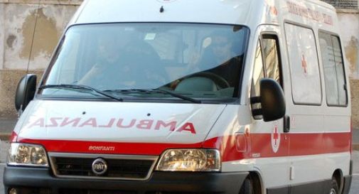 Troppo pesante, in ambulanza con l'aiuto dei Pompieri