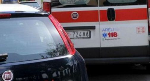 Becca la moglie in auto con l'amante, picchia lui e violenta lei per punizione