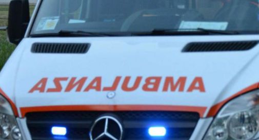 Schianto tra due auto, una donna finisce all'ospedale