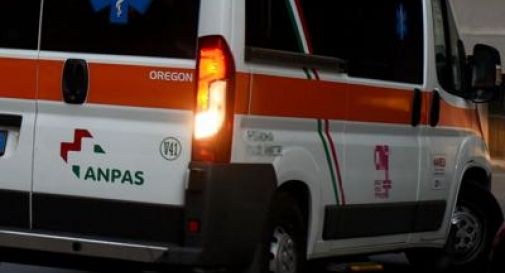 Scende dal bus e un'auto lo investe: 14enne muore dopo ore di agonia