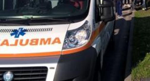 Un ragazzino di 13 anni ruba l'auto dei genitori con un amico e si schianta