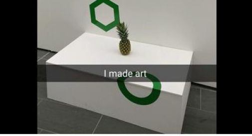 Lascia ananas al museo e frutto diventa un'opera d'arte