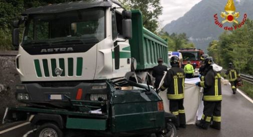 Si schianta con l'Ape contro il tir, morto